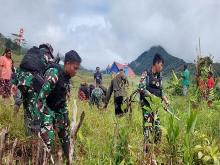Budayakan Bersih, Satgas Yonif 143/TWEJ Ajak Gotong Royong Masyarakat Kiwirok 