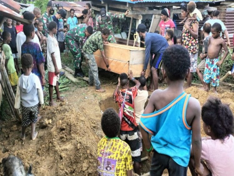 Satgas Yonif 143/TWEJ Bantu Warga Berduka Di Perbatasan Papua