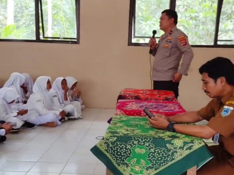 Sosialisasikan Kenakalan Remaja dan Perundungan, Polsek Cikedal Himbau Siswa di SMP Negeri 2 Cikedal