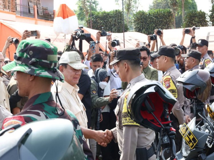 Menhan Prabowo Beri Santunan Kepada Korban Erupsi Gunung Marapi di Kabupaten Agam  Sumbar