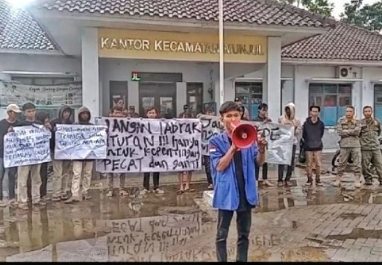 Dinilai tidak netral. Barisan garda terdepan (BIGADE) Mahasiswa dan pemuda Pandeglang lakukan aksi unjukrasa di depan kantor kecamatan Munjul