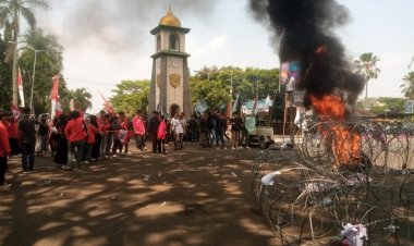 Pelantikan Anggota DPRD Kab. Pandeglang Di Warnai Aksi Unjuk Rasa
