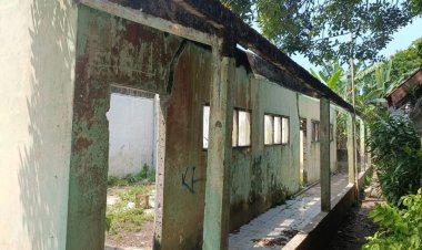 Kurang Perhatian, Ruang Kelas MI Matha'ul Anwar Pade Masih Dipakai Walau Rusak Berat