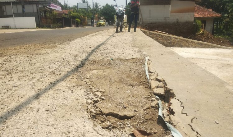 Diduga Mutu Pekerjaan "Asja", Warga Menes Keluhkan Proyek Betonisasi di Ruas Cimanying - Jiput