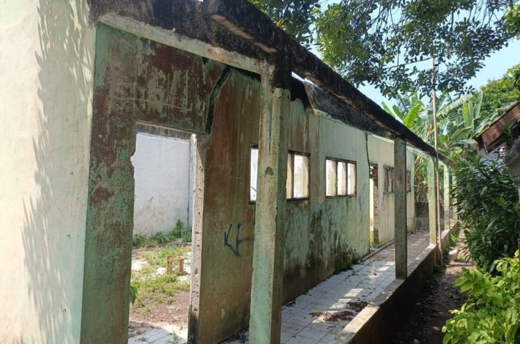 Kurang Perhatian, Ruang Kelas MI Matha'ul Anwar Pade Masih Dipakai Walau Rusak Berat
