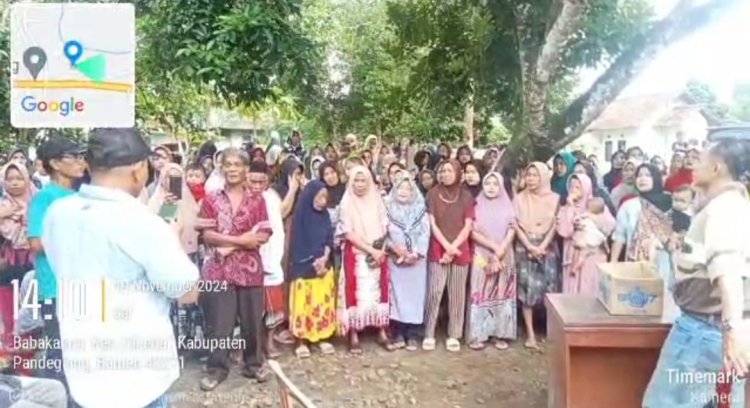 Diduga Tim Paslon Bupati Pandeglang dan Gubernur Banten No. 01 Bagi-Bagi Sembako Dengan Dalih Tebus Murah, di Desa Babakanlor Cikedal