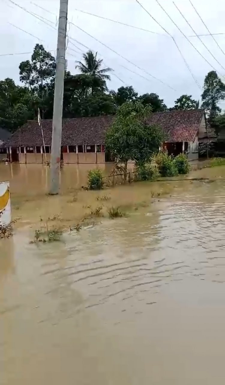 SDN Mekar Sari 6 Kecamatan Panimbang Lumpuh Total Dikepung Banjir
