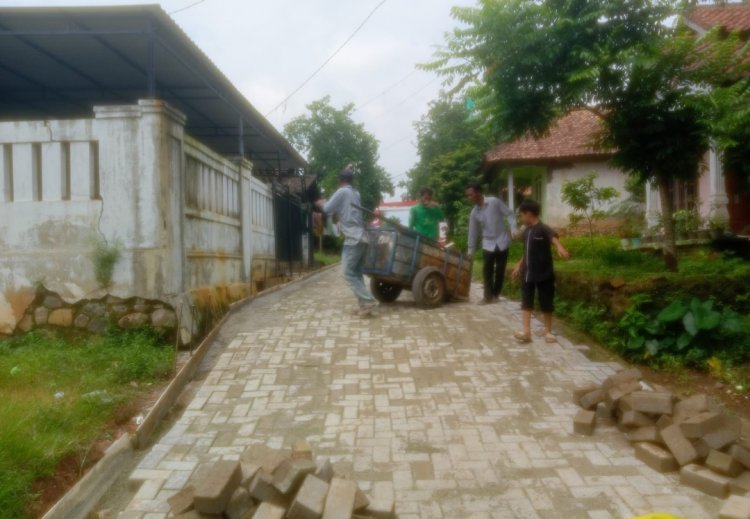Diduga Pekerjaan Pasangan Paving Block Didesa Sukamulya Mekarjaya Tumpang Tindih Dengan Pembangunan Lama Dan disinyalir Dobrak UU KIP.