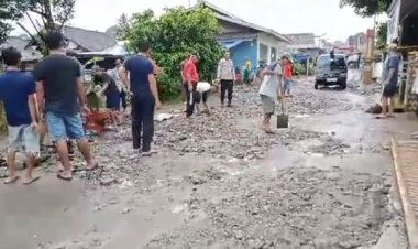 Kesal Jalan Rusak, Warga Kp. Bojongcanar & Polsek Cikedal, Perbaiki Jalan Provinsi Dengan Dana Swadaya