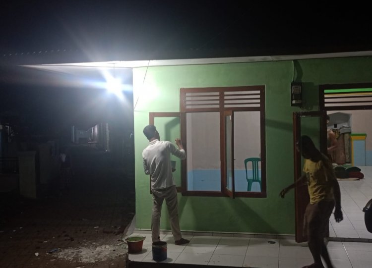 Warga Kampung Sukacai Lebak RT. 01 Lakukan Pengecatan Mushola Hidayatu Sibyan Sambut Bulan Suci Ramadhan