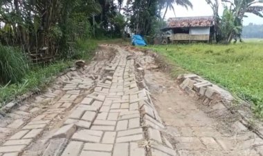 Belum Satu Tahun Selesai Dibangun, JUT Dari Dana Desa Mekarwangi Hancur, Disoal Aktivis GAMPI