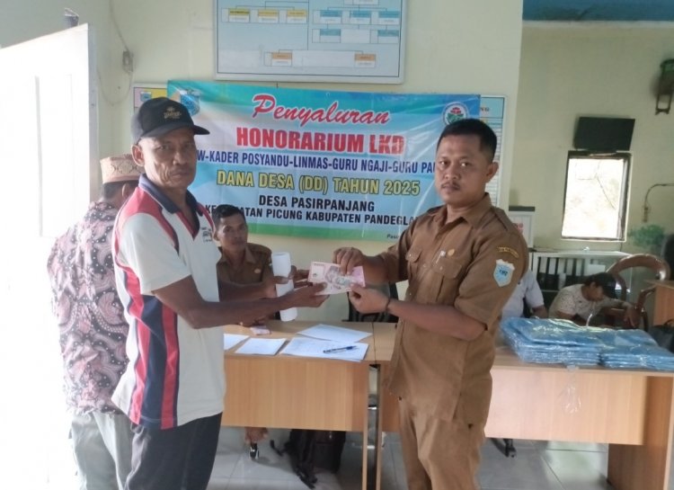 Honor LKD Desa Pasirpanjang Dibagikan Oleh PJS Kepala Desa