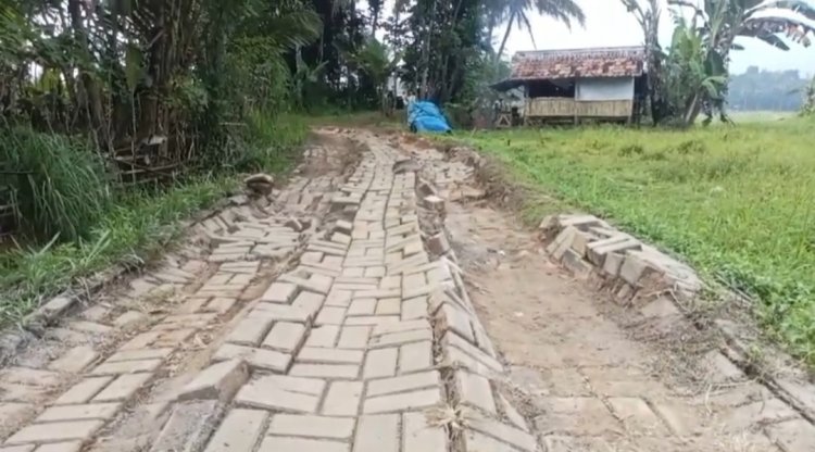 Belum Satu Tahun Selesai Dibangun, JUT Dari Dana Desa Mekarwangi Hancur, Disoal Aktivis GAMPI