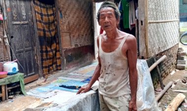 Rumah  Lapuk Roboh, Bapak Jumri Hidup di Tengah Keterbatasan