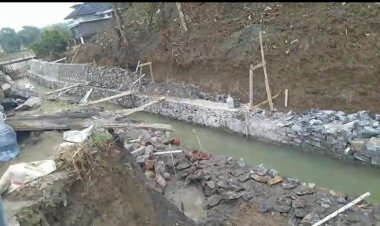 Gps : Kabid SDA Bungkam saat dikonfirmasi Tenaga Ahli  CV. Putra Ciceri Tenaga Ahli Rehabilitasi D.I Cibinuangeun