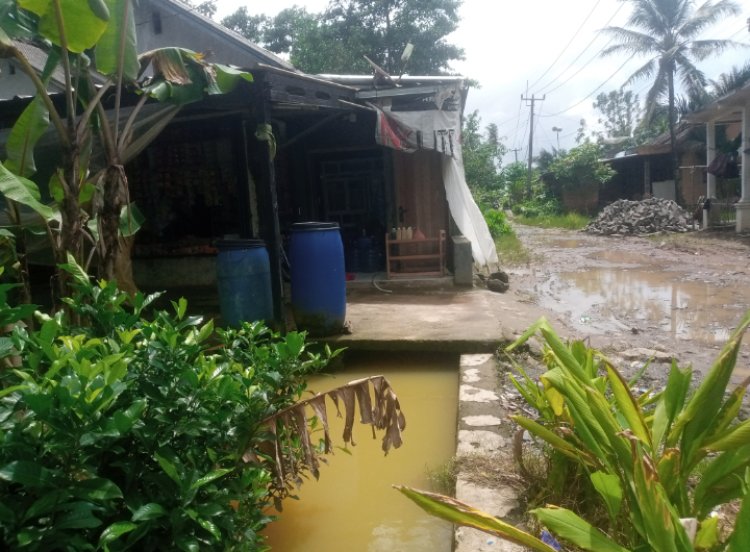 Diduga Tak Miliki Ijin Desa, Bangunan Toko Warga Berdiri di Atas TPT Aset Desa, Drainase Lumpuh dan Picu Banjir Saat Musim Hujan