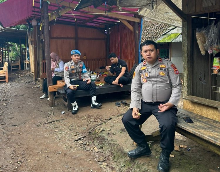 A. Aziz Maulana Kapolsek Cikedal & Jajaran, Gerak Cepat Evakuasi Pohon Tumbang Yang Timpa Rumah Warga Didesa Cipicung