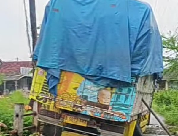 Dump Truck Bermuatan Padi Mogok di Jembatan Sidamukti, Akses Warga Lumpuh  ‎