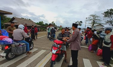 Kapolsek Sumur Berbagi Takjil dan Santuni Anak Yatim, Gandeng Komunitas RX King Raja Selon Ujung Kulon