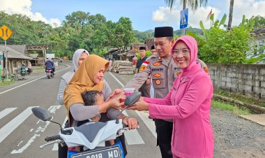 Sebanyak 100 Paket Takjil Dibagikan Ke Warga, Bentuk Tali Asih Bayangkari Ranting Kepada Sesama Di Bulan Suci Ramadan