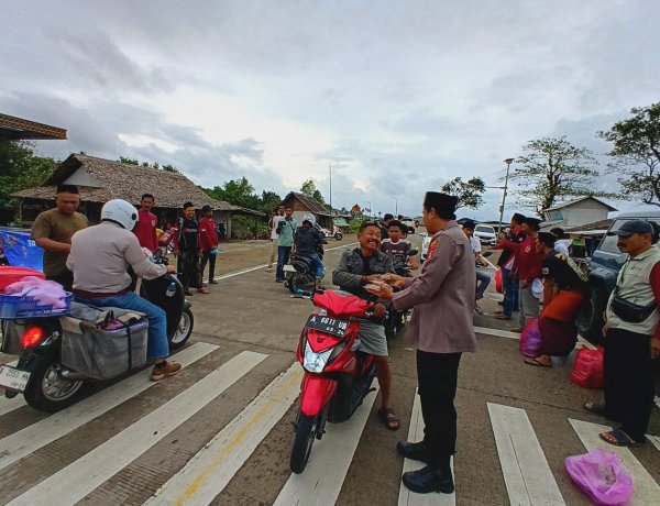 Kapolsek Sumur Berbagi Takjil dan Santuni Anak Yatim, Gandeng Komunitas RX King Raja Selon Ujung Kulon