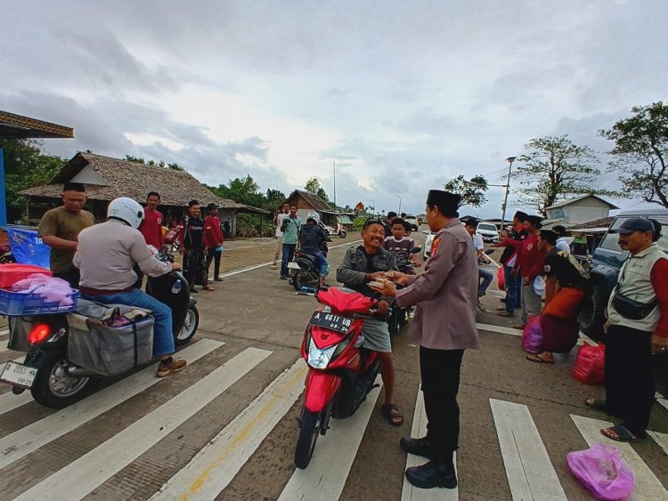 Kapolsek Sumur Berbagi Takjil dan Santuni Anak Yatim, Gandeng Komunitas RX King Raja Selon Ujung Kulon