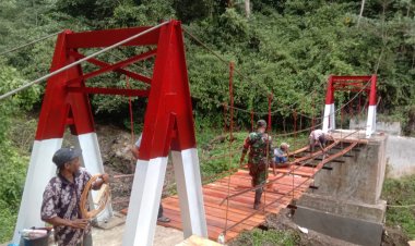 Pulihkan Akses Pasca Banjir, TNI AD Rampungkan Jembatan Gantung di Mandailing Natal