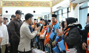 Pastikan Kelancaran Keberangkatan Calon Jemaah Haji, Wapres Tinjau Layanan Fast Track (Makkah Route) di Bandara Juanda Surabaya