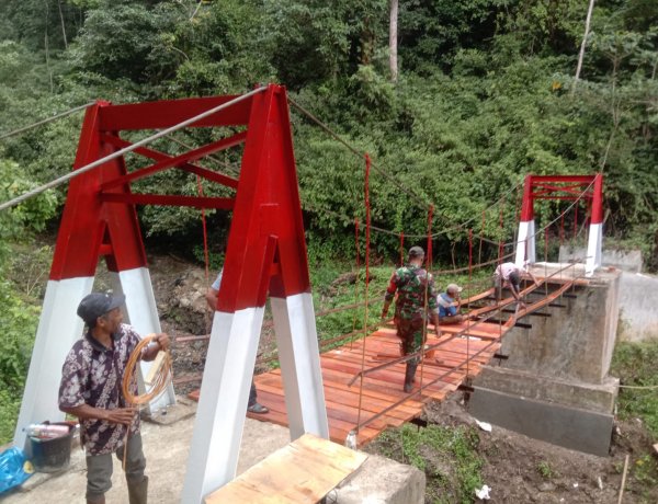 Pulihkan Akses Pasca Banjir, TNI AD Rampungkan Jembatan Gantung di Mandailing Natal