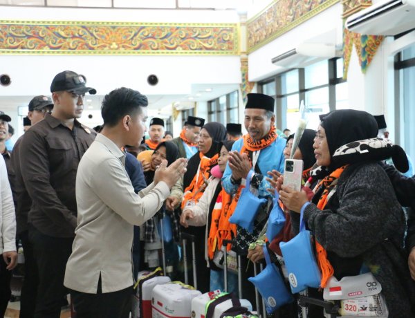 Pastikan Kelancaran Keberangkatan Calon Jemaah Haji, Wapres Tinjau Layanan Fast Track (Makkah Route) di Bandara Juanda Surabaya