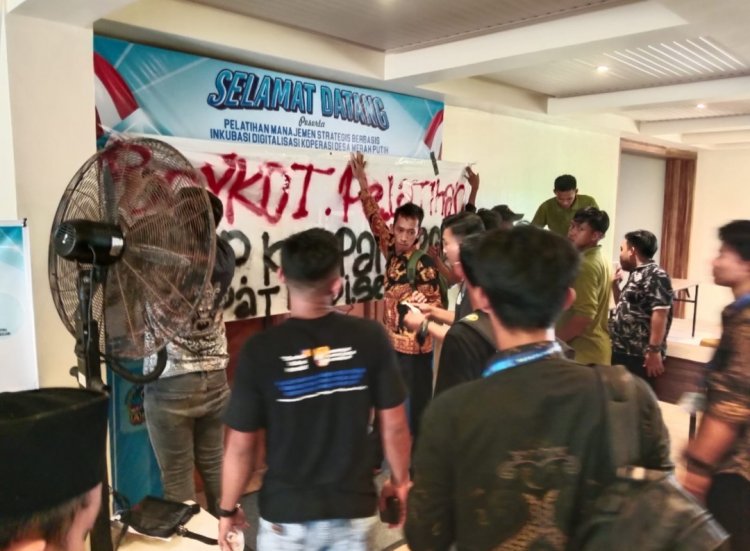Di Anggap Tidak Layak, Pelatihan Pengurus KDMP di Hotel Mutiara Carita Ricuh, Peserta Tuntut Transparansi dan Kejelasan Program KDMP Di Pandeglang