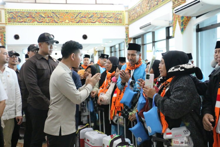 Pastikan Kelancaran Keberangkatan Calon Jemaah Haji, Wapres Tinjau Layanan Fast Track (Makkah Route) di Bandara Juanda Surabaya