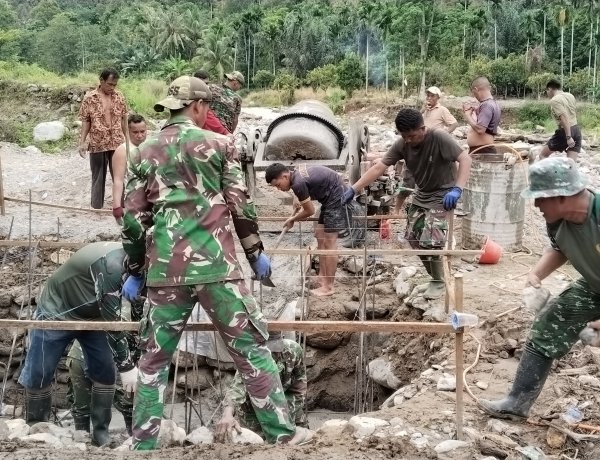 Bangun Jembatan Perintis Garuda, TNI dan Warga Gotong Royong Buka Akses Pedalaman Aceh Tenggara