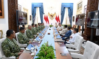Presiden Prabowo Subianto menerima Panglima TNI Agus Subiyanto, Wakil Panglima TNI Tandyo Budi, serta Kepala Staf Angkatan Darat, Laut & Udara Di Istana Merdeka