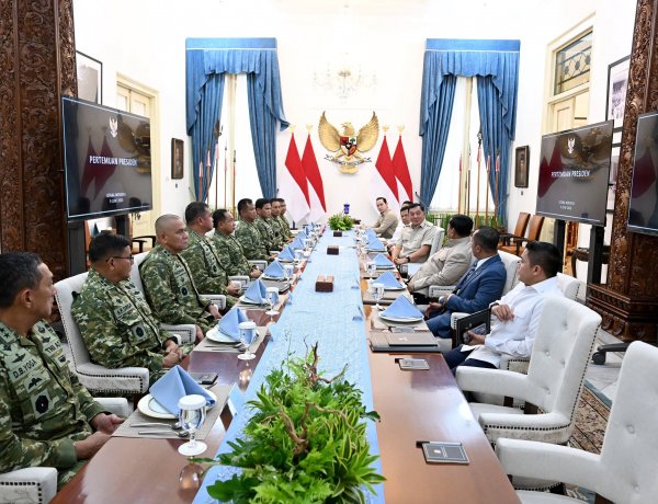 Presiden Prabowo Subianto menerima Panglima TNI Agus Subiyanto, Wakil Panglima TNI Tandyo Budi, serta Kepala Staf Angkatan Darat, Laut & Udara Di Istana Merdeka
