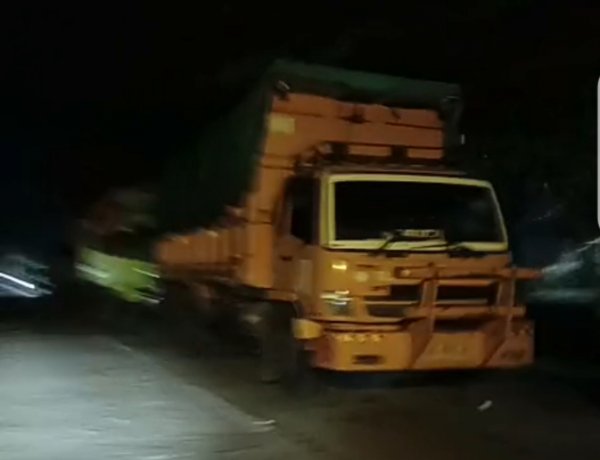 Diduga Langgar UU Minerba, Truk Muatan Batu Bara Terpantau Beraktivitas Malam Hari di Kawasan PLTU 2 Labuan  ‎