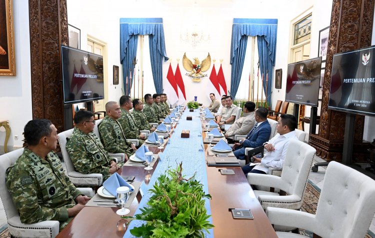Presiden Prabowo Subianto menerima Panglima TNI Agus Subiyanto, Wakil Panglima TNI Tandyo Budi, serta Kepala Staf Angkatan Darat, Laut & Udara Di Istana Merdeka
