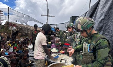 Yonif 200/Bhakti Negara Ajak Masyarakat Papua Makan Bersama