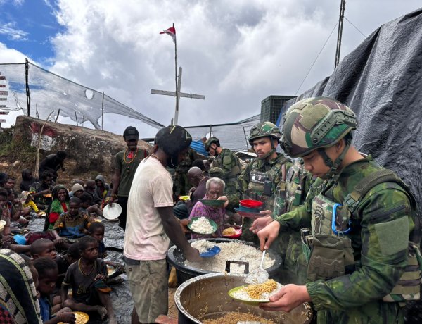 Yonif 200/Bhakti Negara Ajak Masyarakat Papua Makan Bersama