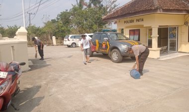 Laksanakan Jum'at Bersih Anggota Polsek Patia  Lakukan Korve di Kantor Polsek Patia
