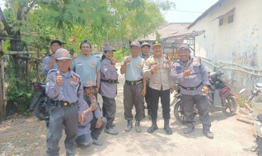 Jaga silaturahmi dengan Masyarakat  Kapolsek Patia  Sambangi Para Linmas di desa Sidamukti Kecamatan Sukaresmi