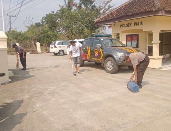 Laksanakan Jum'at Bersih Anggota Polsek Patia  Lakukan Korve di Kantor Polsek Patia