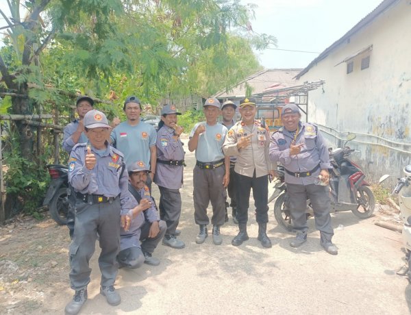 Jaga silaturahmi dengan Masyarakat  Kapolsek Patia  Sambangi Para Linmas di desa Sidamukti Kecamatan Sukaresmi