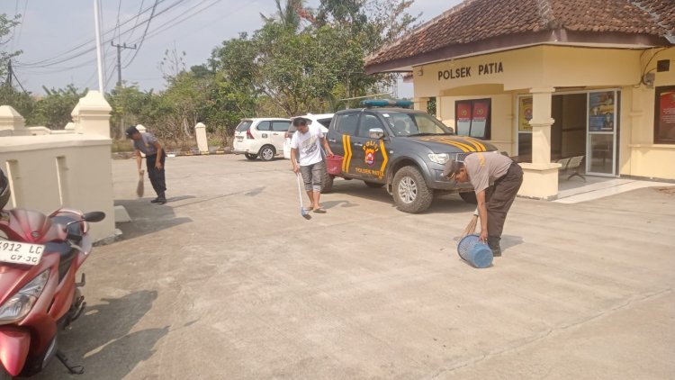 Laksanakan Jum'at Bersih Anggota Polsek Patia  Lakukan Korve di Kantor Polsek Patia