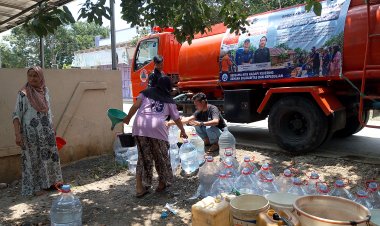 Bantuan Warga Terdampak Kemarau Panjang, DPC PJS dan BNPB Pandeglang Pasok Air Bersih Ke Desa Kolelet