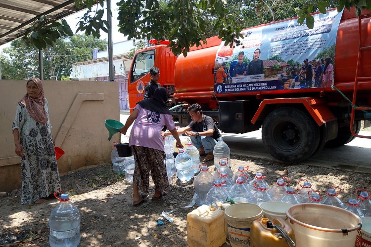 Bantuan Warga Terdampak Kemarau Panjang, DPC PJS dan BNPB Pandeglang Pasok Air Bersih Ke Desa Kolelet