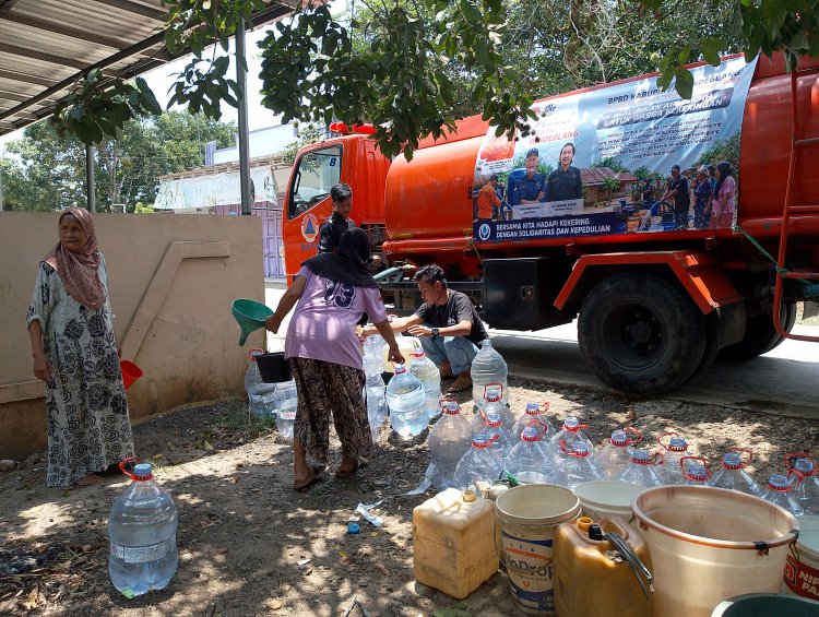 Bantuan Warga Terdampak Kemarau Panjang, DPC PJS dan BNPB Pandeglang Pasok Air Bersih Ke Desa Kolelet